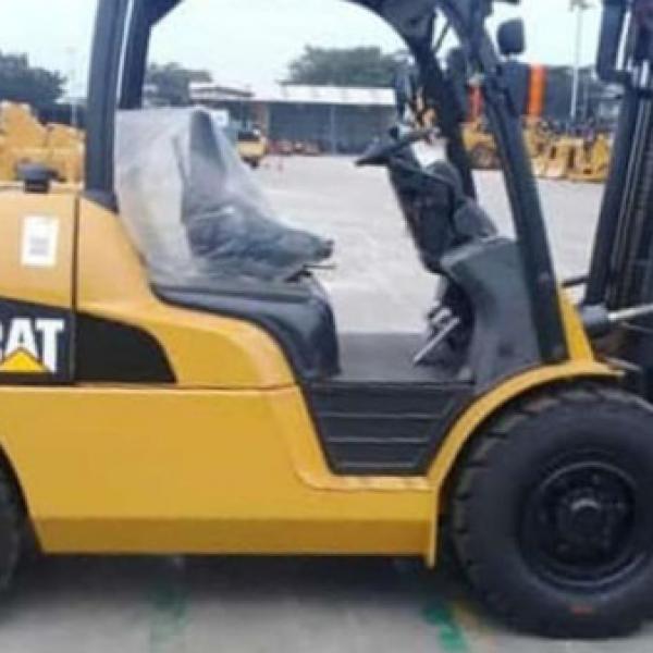 FORKLIFT CAT 5 TON